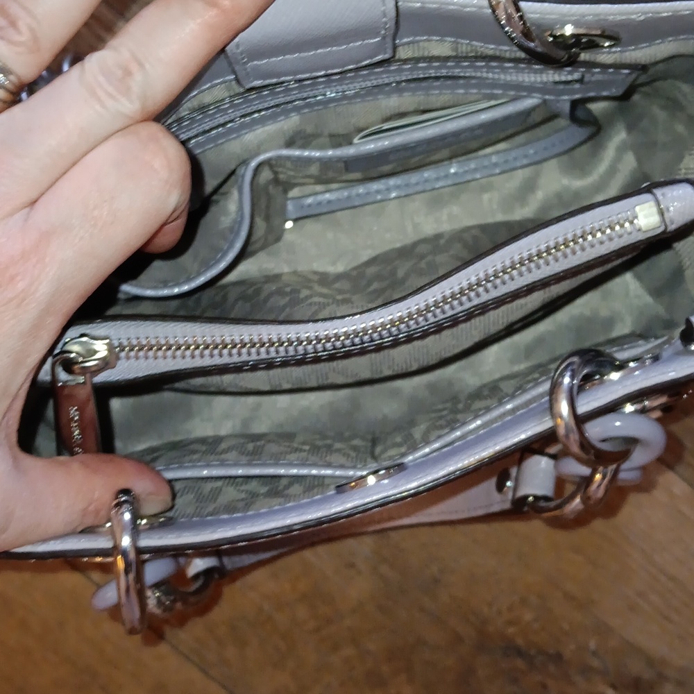 Michael Kors Cynthia Small Leather Satchel bag in a pale purple/blossom - Picture 14 of 16